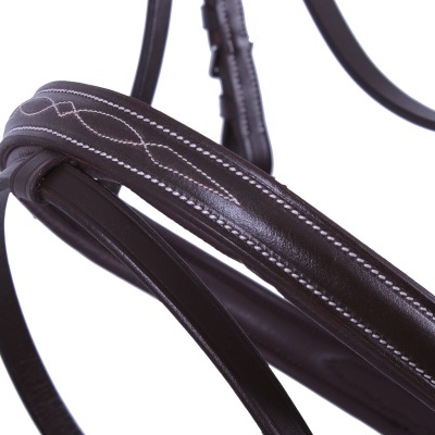 Cabeçada de couro castanho escuro com costuras brancas em fundo branco