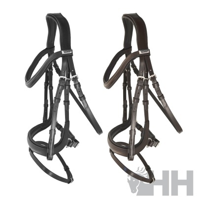 Dois cabrestos de cavalo em couro, preto e castanho, com fivelas metálicas e acolchoamento.