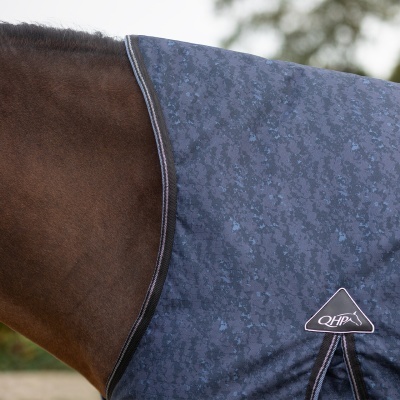 Cobertor azul escuro com padrão pixelado e etiqueta QHP numa parte de cavalo castanho