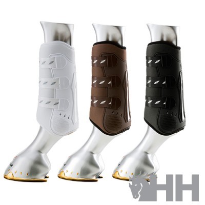 Proteções para pernas de cavalo em branco, castanho e preto em manequins metálicos