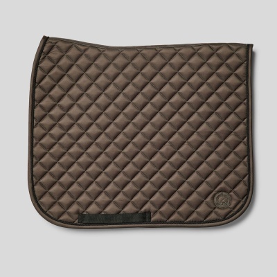 Tapete de sela castanho matelassê com padrão de losangos