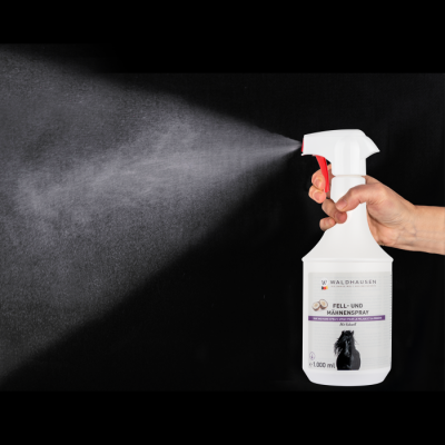 Frasco de spray a ser usado, fundo preto