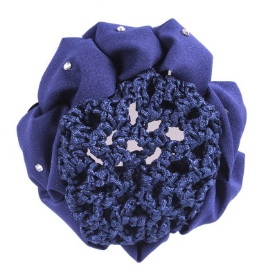 Flor decorativa azul escura em tecido com centro em crochê e pequenos brilhos