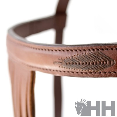 Cabeçada castanha em pele com decoração em relevo e franjas