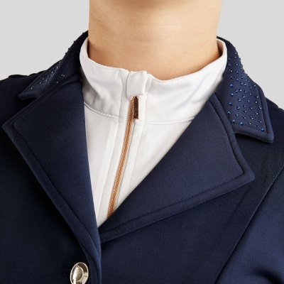 Casaco azul escuro com gola decorada e top branco com fecho dourado