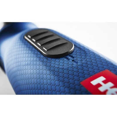 Produto azul com textura hexagonal, botão preto e texto Hs em fundo vermelho.