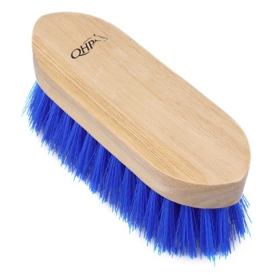 Escova de limpeza com cabo de madeira e cerdas azuis