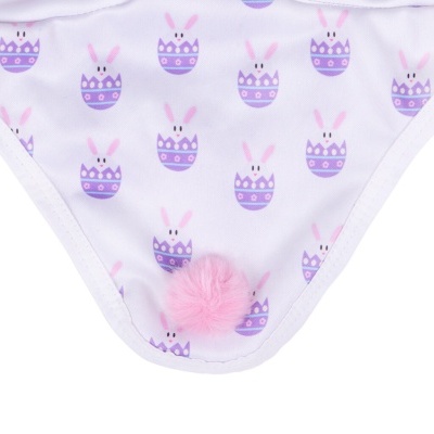 Cueca branca com padrão de ovos roxos decorados com orelhas de coelho rosa e pompom rosa