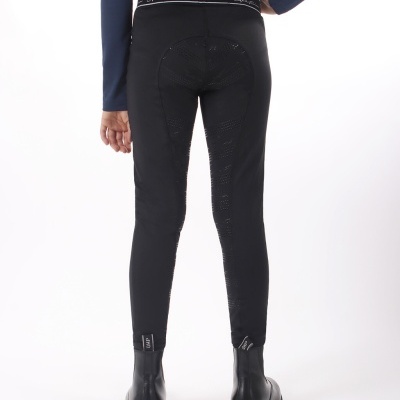 Calças justas pretas para equitação com detalhes antiderrapantes e botins pretos