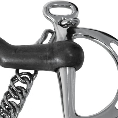 Peça metálica cromada de equipamento equestre com boca de borracha preta