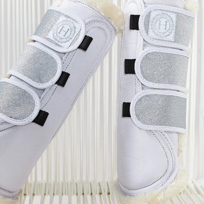 Proteções brancas para pernas com velcro prateado e interior felpudo