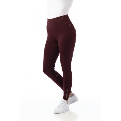 Leggings vinho tinto elásticas com marca branca usadas com ténis brancos.