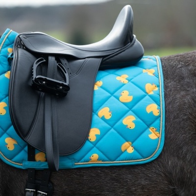 Selim de equitação preto com manta azul turquesa e patos amarelos em cavalo castanho
