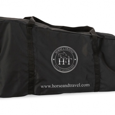 Bolsa preta com logótipo H&T e texto horseandtravel.com