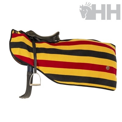 Manta riscada amarela, vermelha e preta com sela preta montada e estribo metálico