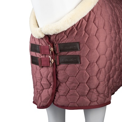 Cobertor de cavalo castanho-escuro acolchoado com gola de pelo creme e fivelas com texto Equestrian PRO