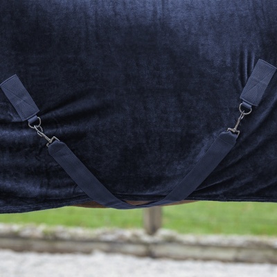 Cobertura azul escuro para animais com alças e ganchos metálicos em ambiente exterior
