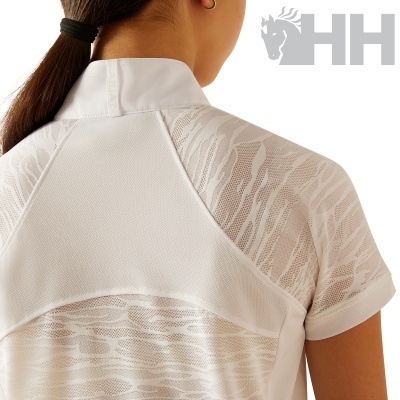 Peça de vestuário branca com padrão camuflagem e gola alta com etiqueta ARIAT