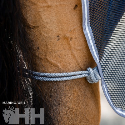 Cavalo castanho com rede cinzenta de proteção e corda trançada cinzenta