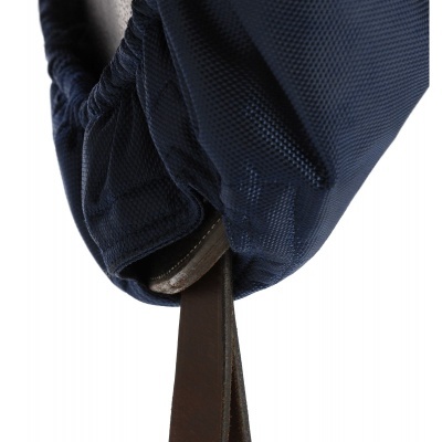 Mochila ou bolsa azul escura com alças de couro castanho