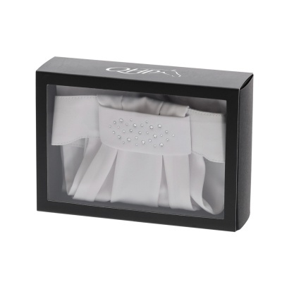 Bolsa branca com pedras brilhantes numa caixa preta com janela