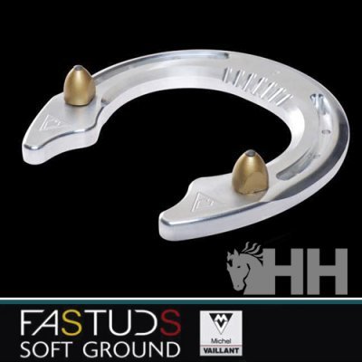 Ferradura metálica prateada com duas protuberâncias douradas e texto promocional em fundo preto