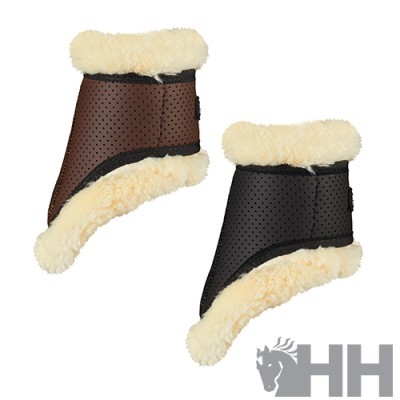 Protetores para pernas de cavalo em couro perfurado castanho e preto com interior e bordas em pele sintética creme, sobre fundo branco com logótipo HH
