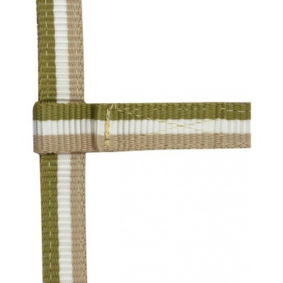 Fitas têxteis com padrão riscado verde, branco e bege entrelaçadas