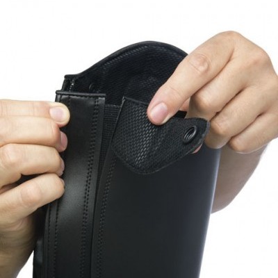 Bota preta de material sintético com fecho de mola e zíper