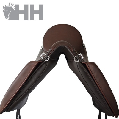 Sela de cavalo castanha em couro com detalhes metálicos e logo HH cinzento