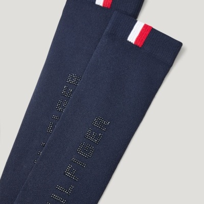 Meias azuis escuras com a palavra HILFIGER em pontos e faixas branca e vermelha na parte superior