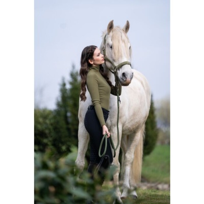 Mulher com cavalo branco em cenário natural