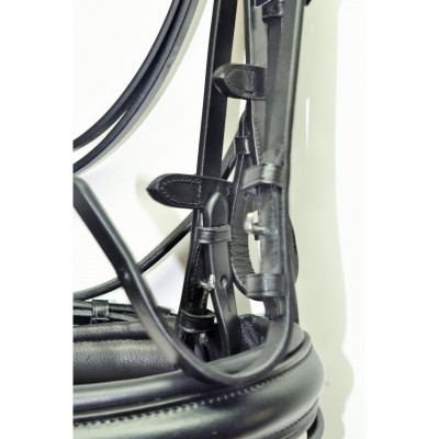 Peça de arreio de cavalo preta em couro com fivelas metálicas e tiras finas