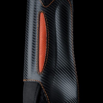 Proteção para cavalos preta com detalhes laranja e textura de fibra de carbono