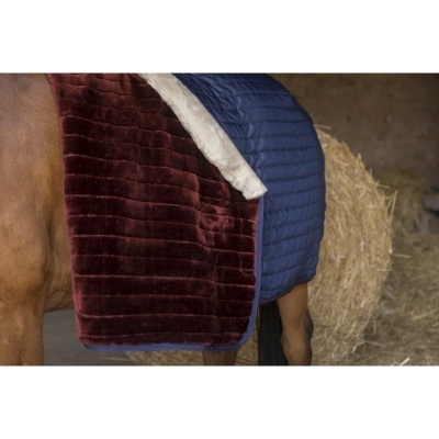 Cobertores para cavalo vermelho vinho e azul escuro com forro branco em cavalo, com palha ao fundo