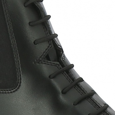 Sapato de couro preto com costuras e detalhes em corte triangular