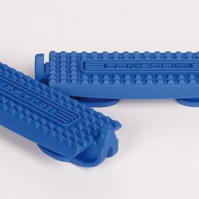 Dois tapetes de silicone azuis com textura de pontos e sulcos