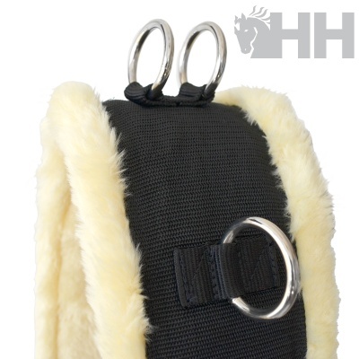 Correia preta com forro peludo creme e anéis metálicos prateados