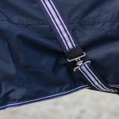 Peça de vestuário azul escuro com alças ajustáveis em tecido azul com riscas