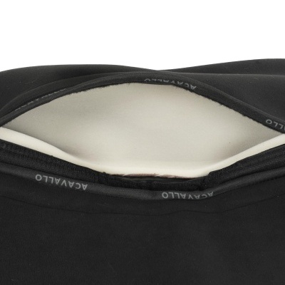 Peça de roupa preta com interior branco e bordas com texto ACAYALLO