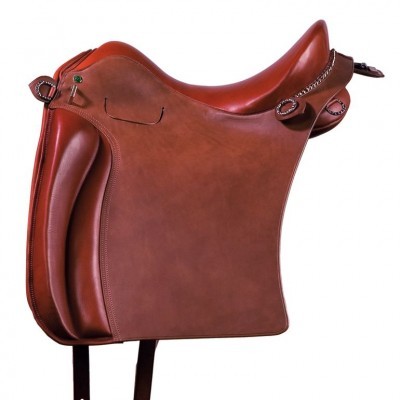 Sela de equitação em couro castanho com detalhes metálicos