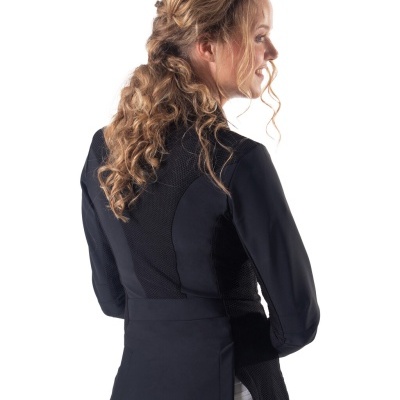 Casaco feminino preto com painéis de malha e cinto na cintura