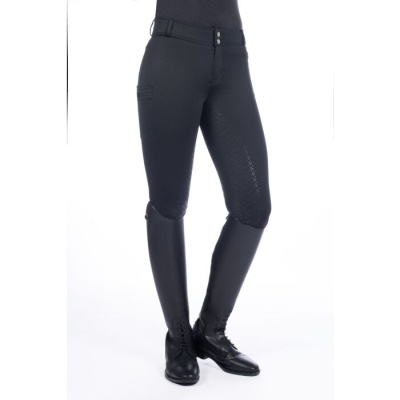 Calças de equitação pretas com reforço antiderrapante nas coxas usadas com botas pretas e camiseta preta