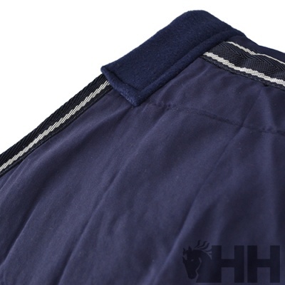 Pano azul escuro com faixa decorativa e logótipo HH