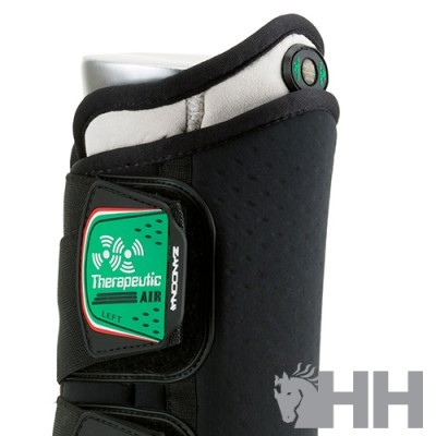 Bota terapêutica preta com detalhes verdes e brancos e faixa ajustável com texto