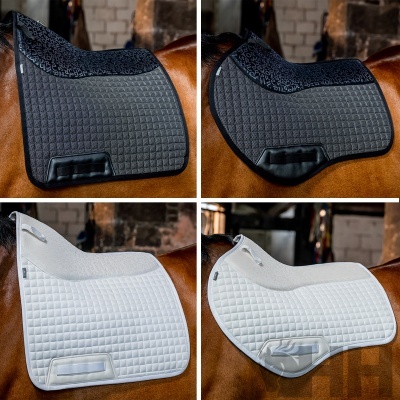 Almofadas de sela para cavalo preta e branca com padrão quadriculado e detalhes acolchoados.