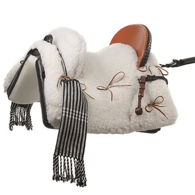 Sela de cavalo branca de pelúcia com assento castanho e detalhes em tecido preto e branco