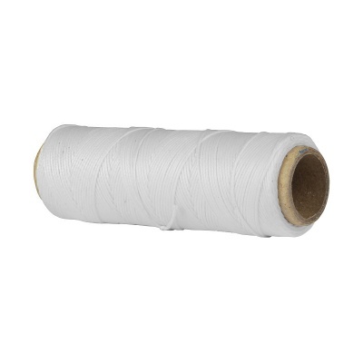 Rolo de linha branca em cilindro de cartão castanho