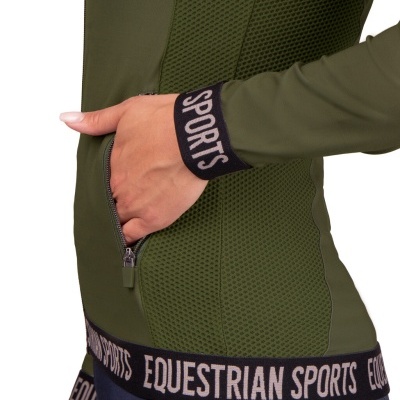 Casaco desportivo verde com detalhes em malha e texto em elástico nos punhos e barra