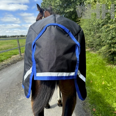 Cobertor de cavalo preto com bordas azuis e faixa refletora cinza